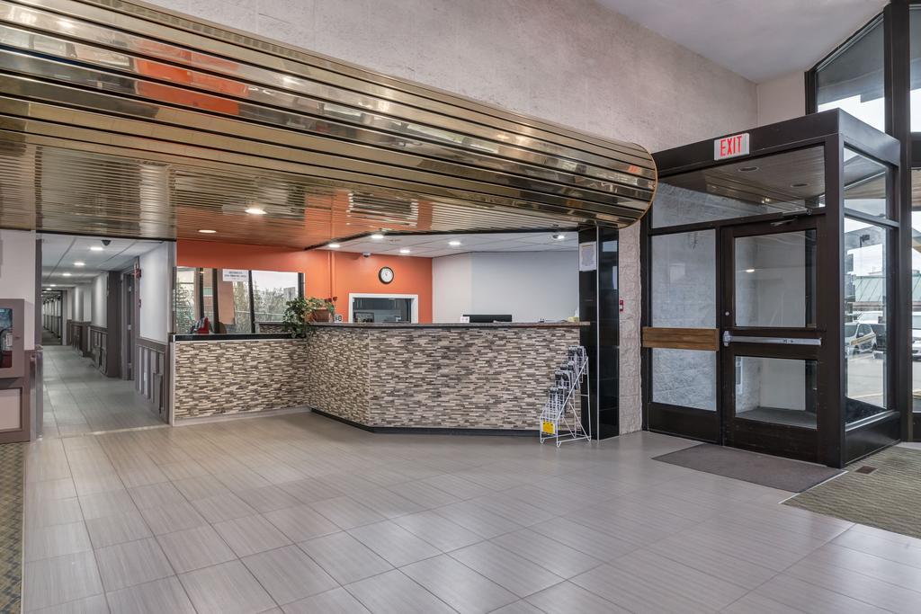 Airport Traveller's Inn YYC Eksteriør bilde
