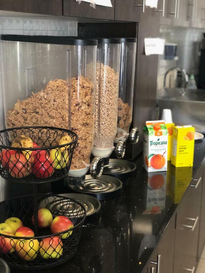 Airport Traveller's Inn YYC Eksteriør bilde