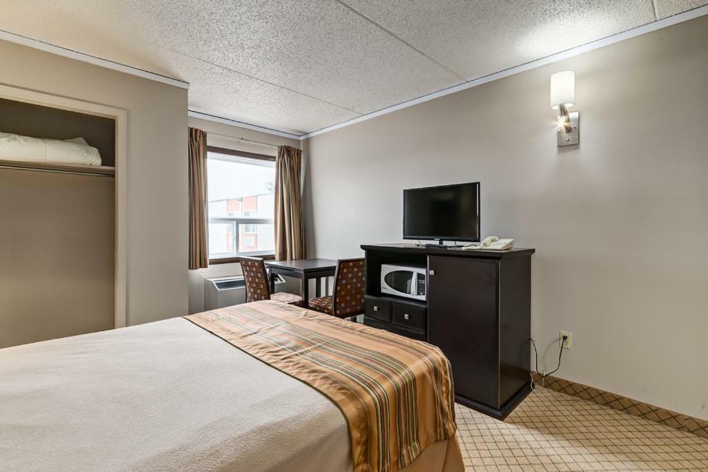 Airport Traveller's Inn YYC Eksteriør bilde