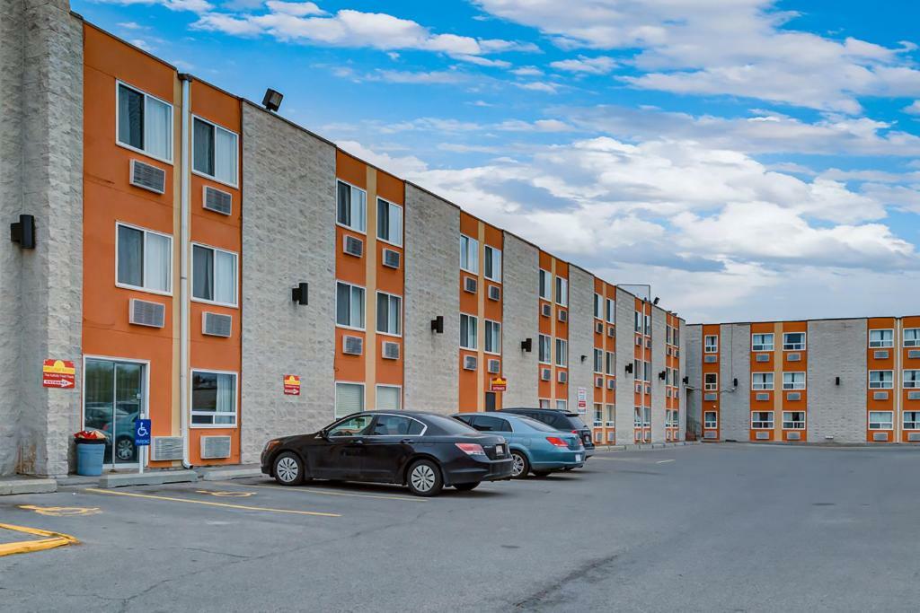 Airport Traveller's Inn YYC Eksteriør bilde