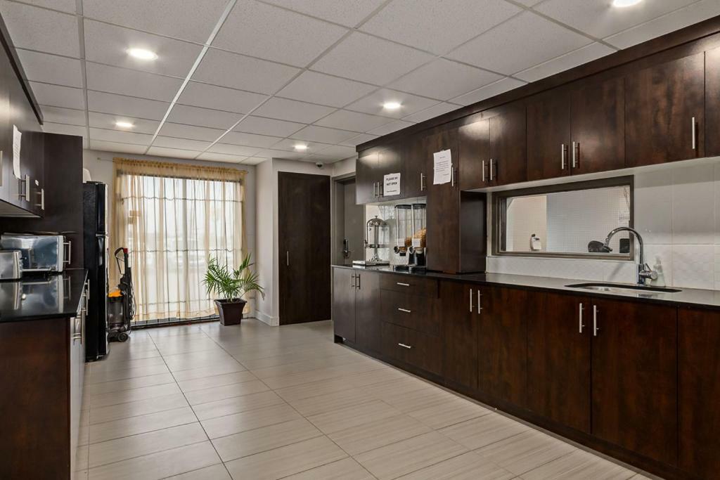 Airport Traveller's Inn YYC Eksteriør bilde