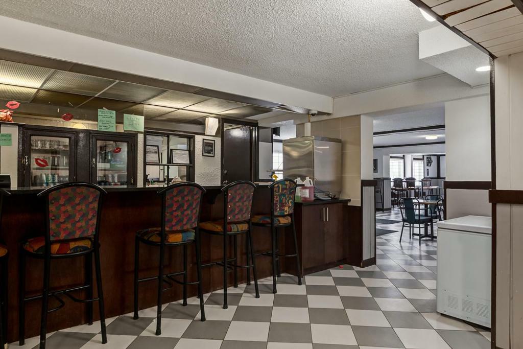 Airport Traveller's Inn YYC Eksteriør bilde