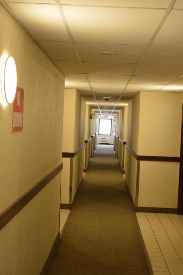 Airport Traveller's Inn YYC Eksteriør bilde