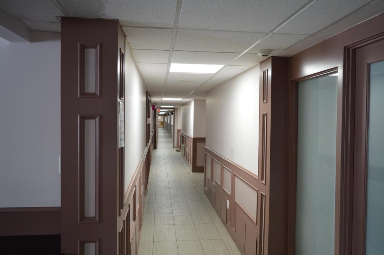 Airport Traveller's Inn YYC Eksteriør bilde