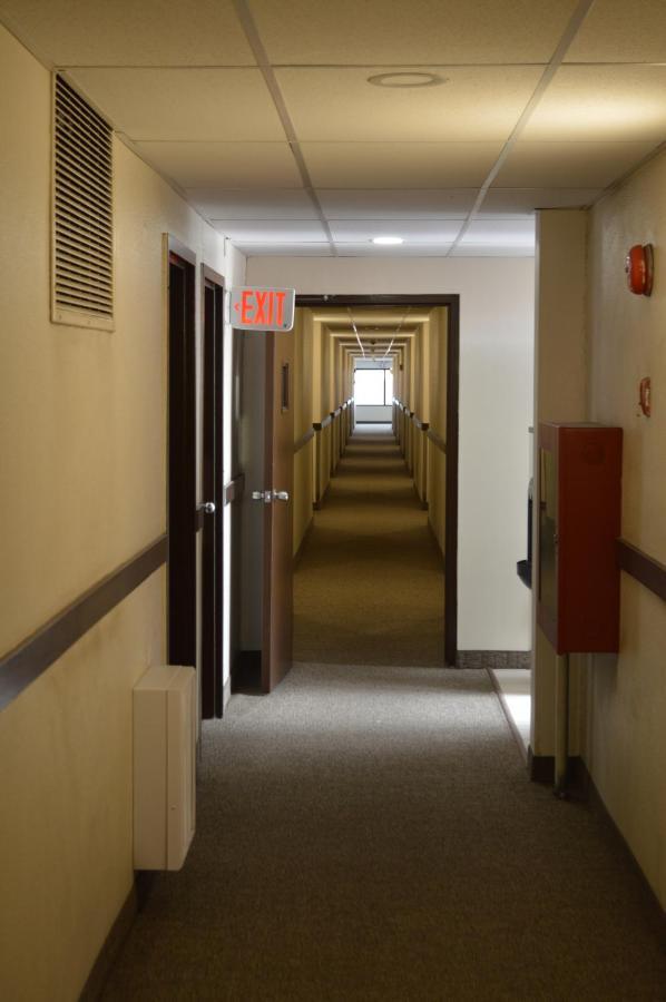Airport Traveller's Inn YYC Eksteriør bilde
