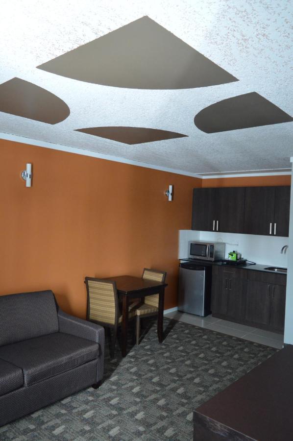 Airport Traveller's Inn YYC Eksteriør bilde