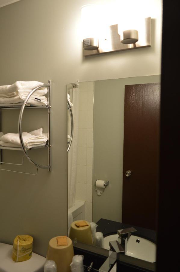 Airport Traveller's Inn YYC Eksteriør bilde